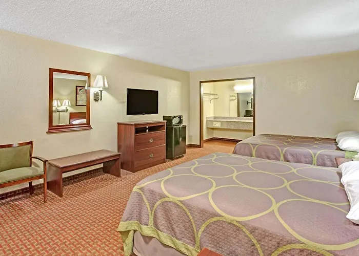Super 8 By Wyndham Shawnee Hotel