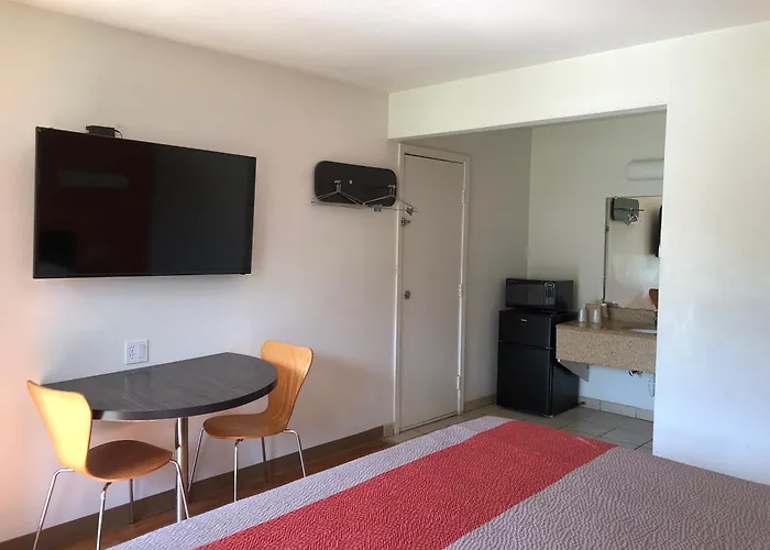 Motel 6-Clute, Tx
