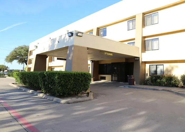 Baymont By Wyndham Plano Hotel