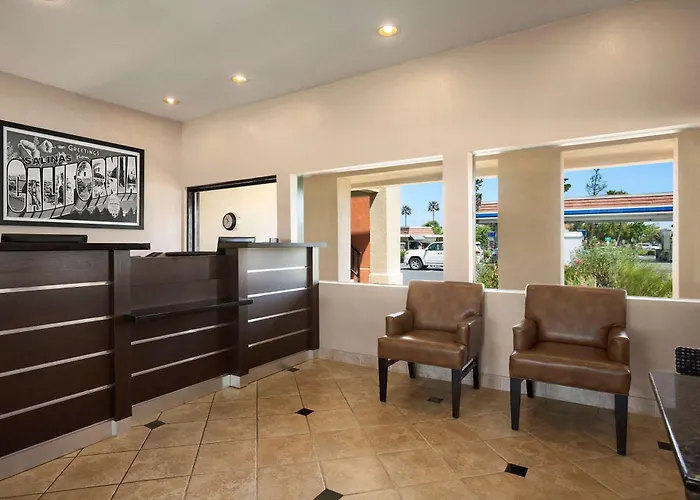 Super 8 By Wyndham Salinas Motel