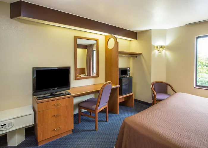 Travelodge By Wyndham Fort Myers Airport