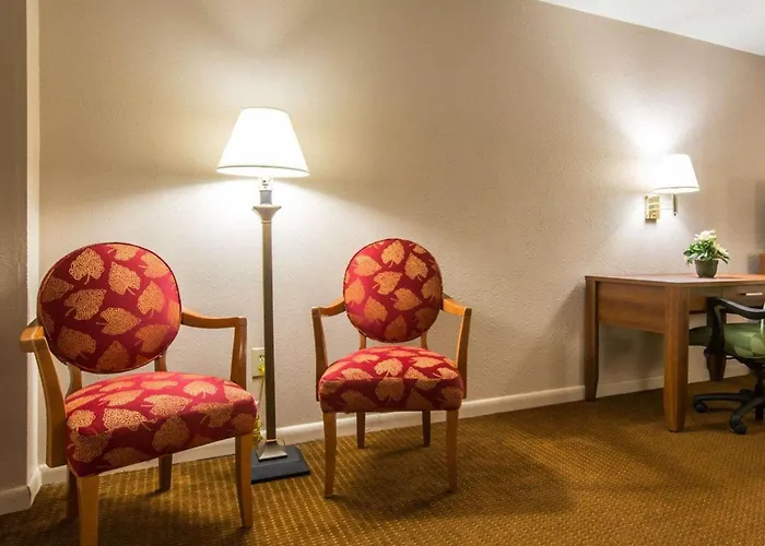 Econo Lodge Inn & Suites Columbus Near Fort Benning