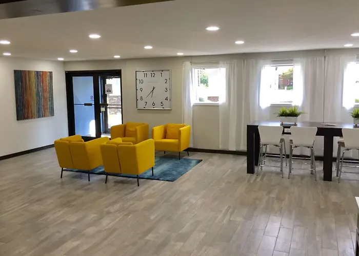 Days Inn & Suites By Wyndham Cincinnati North Springdale