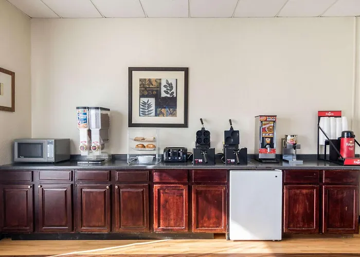 Econo Lodge Inn & Suites Conference Center Dublin