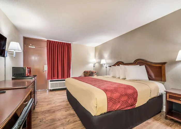 Econo Lodge Inn & Suites Macon West
