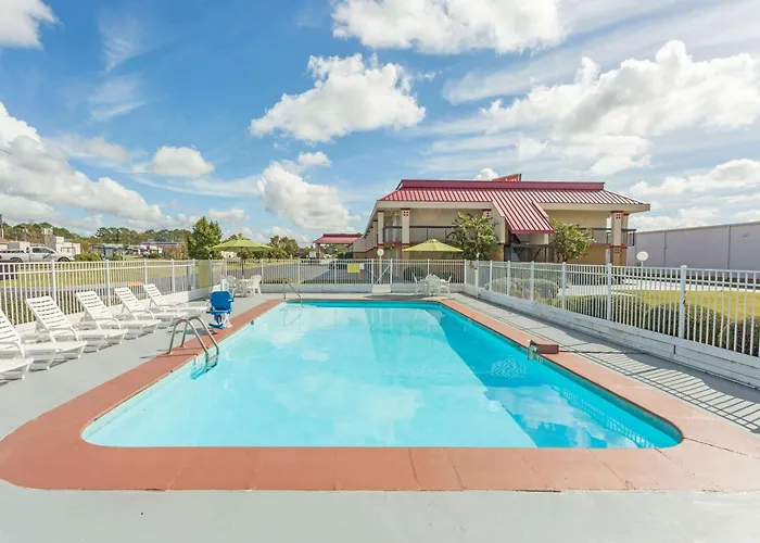 Super 8 By Wyndham Tifton Hotel