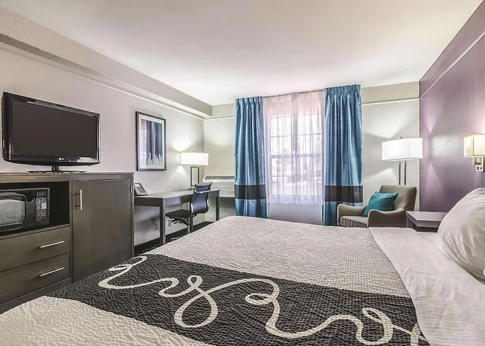 La Quinta By Wyndham Kansas City Airport