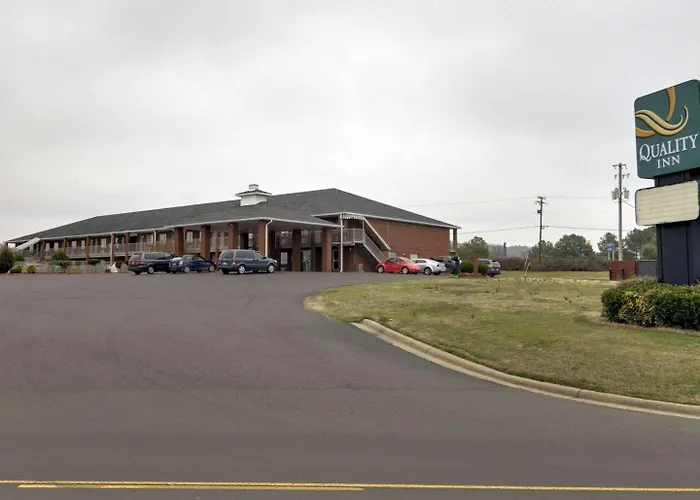 Quality Inn Russellville I-40