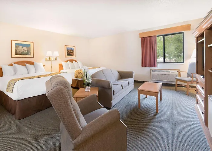 Baymont By Wyndham Hot Springs Hotel
