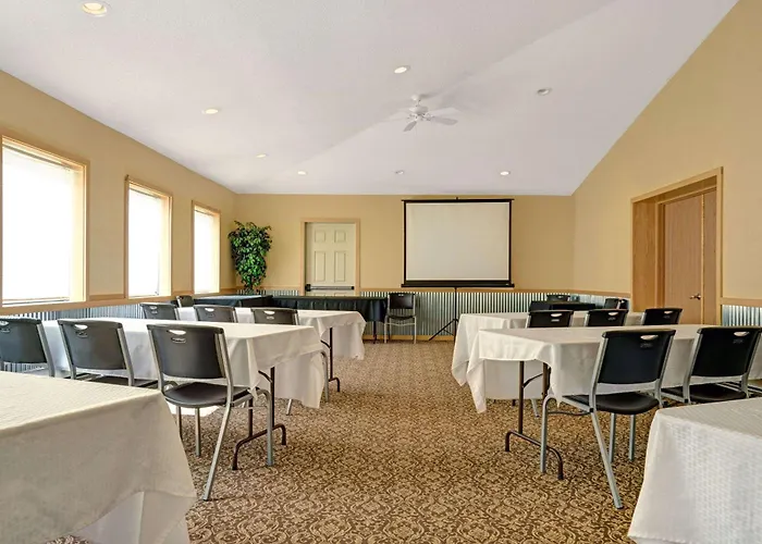 Super 8 By Wyndham Monticello Hotel