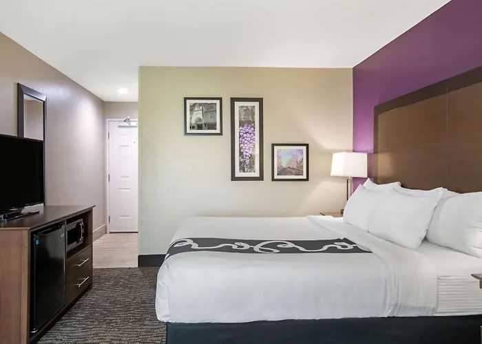 La Quinta By Wyndham Visalia/Sequoia Gateway Hotel