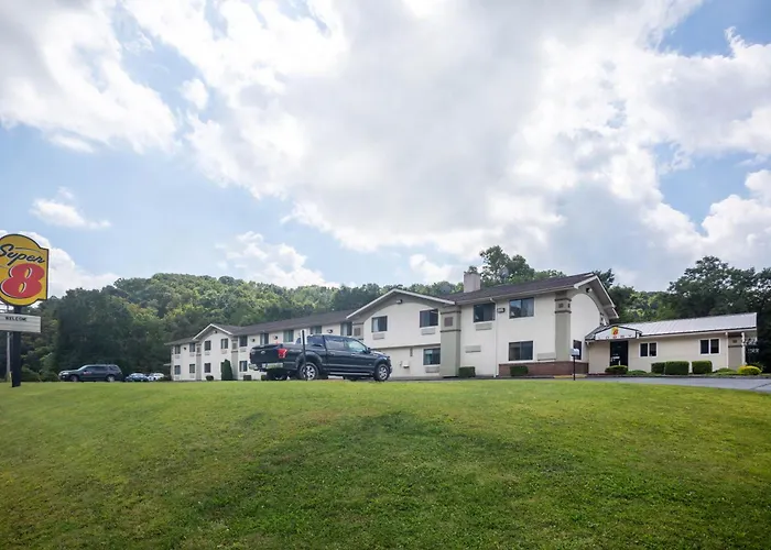 Super 8 By Wyndham Elkins Hotel