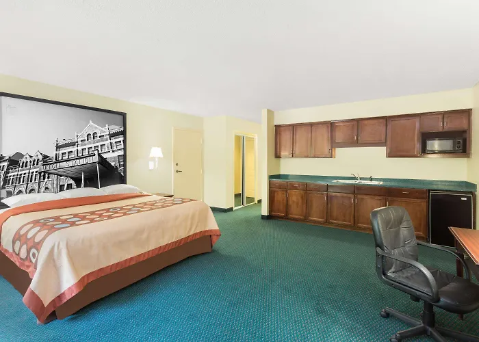 Super 8 By Wyndham Montgomery I-65