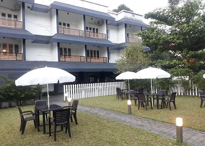 Kizhake Chalakudi Hotels
