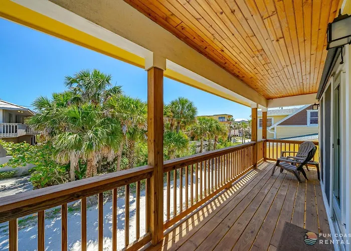 Dog Friendly Loft Steps From Beach With Gas Barbecue Grill And Upstairs Deck! New Smyrna Beach