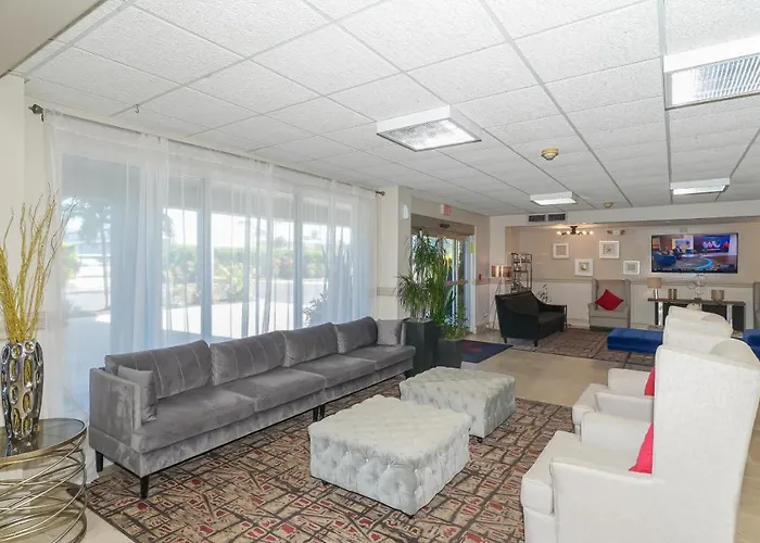 Waterfront Room, Heated Pool, Tiki Bar & Grill South Bradenton
