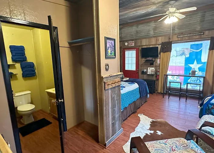 Acorn Hideaways Canton Cheerful Bluebonnet Suite Sleeps 5
