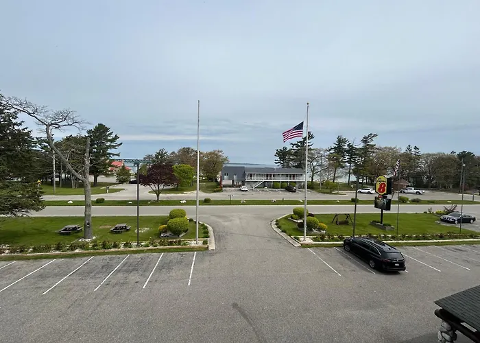 Super 8 By Wyndham Bridgeview Of Mackinaw City