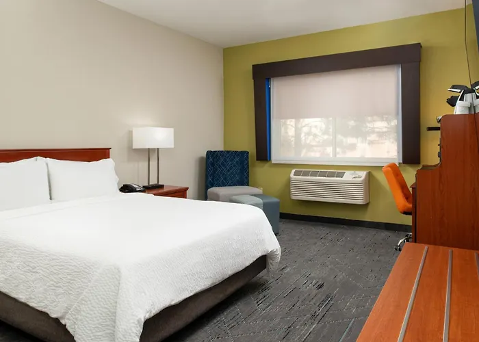 Holiday Inn Express & Suites Farmington Bloomfield By Ihg
