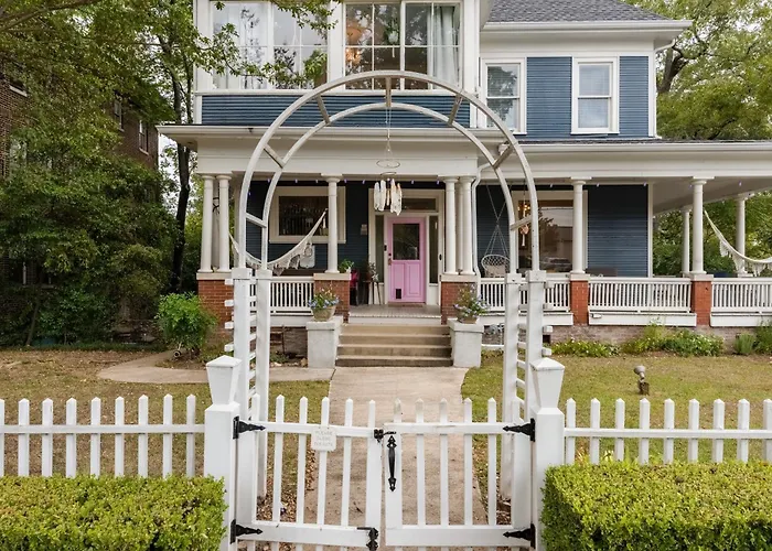 Birmingham Tree House Hotel