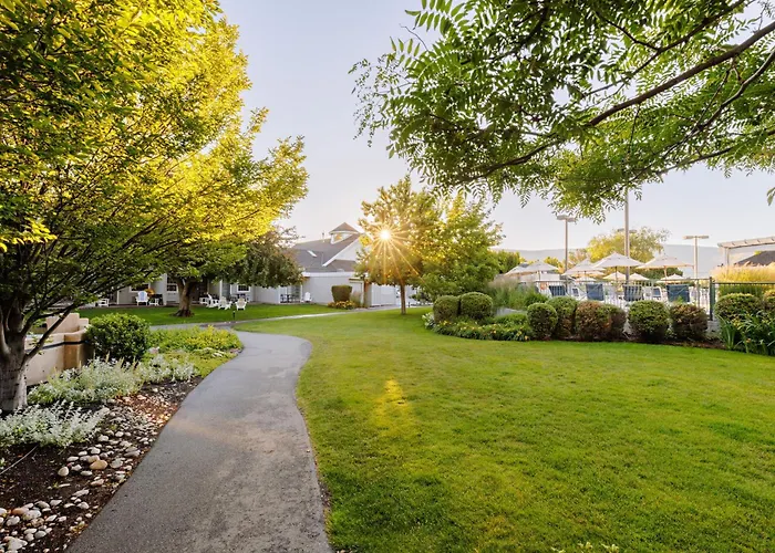 Peachland Hotels