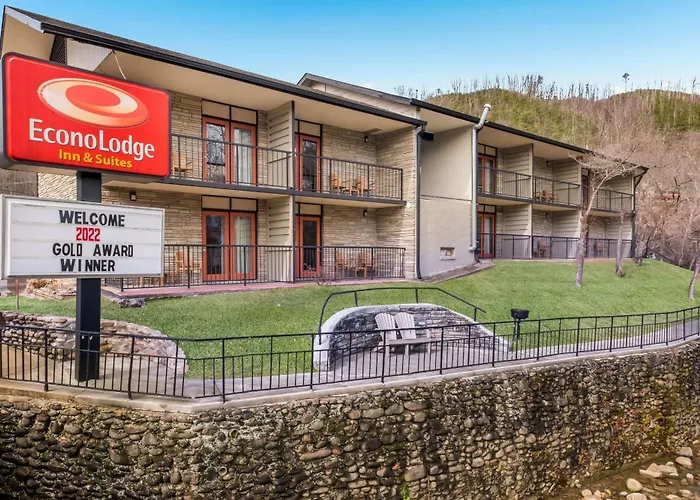 Econo Lodge Inn & Suites On The River Gatlinburg