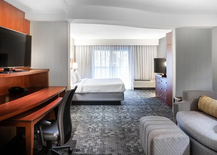 Courtyard By Marriott Denton Hotel