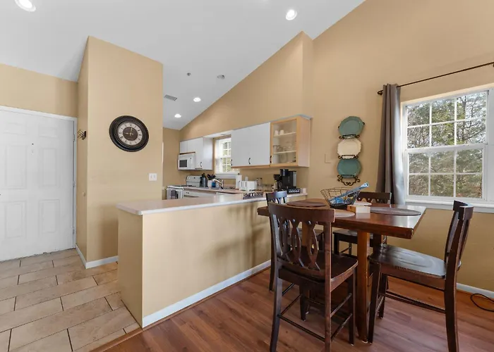 Cozy Top Floor 2Br Condo With View And Amenities!! Point Lookout