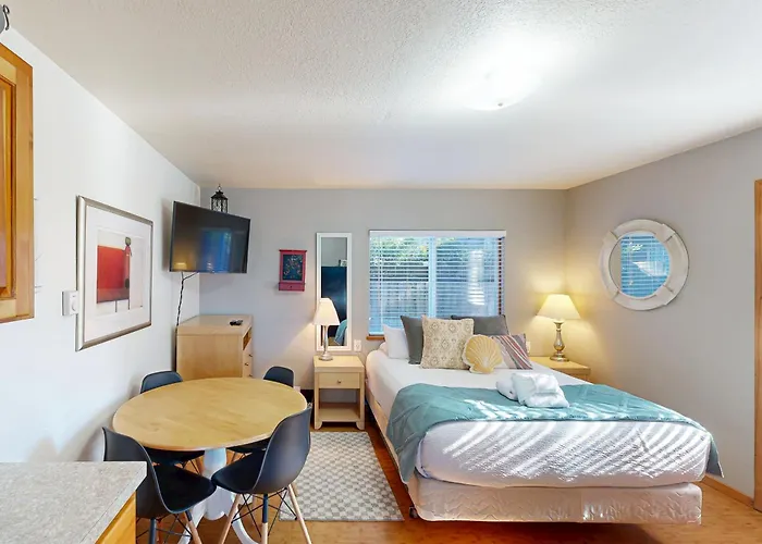 Beaches Inn | Pirates Cove Cabana 8 Cannon Beach