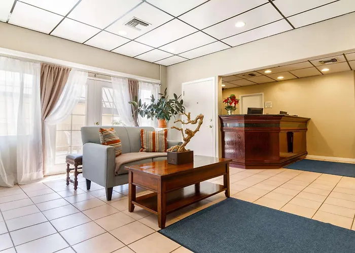 Auburn House Hotel