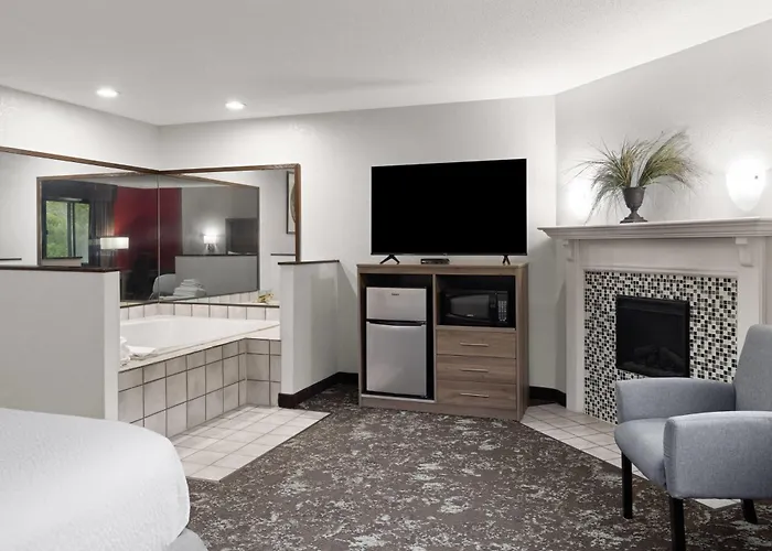 Ramada By Wyndham Cedar Rapids South Hotel