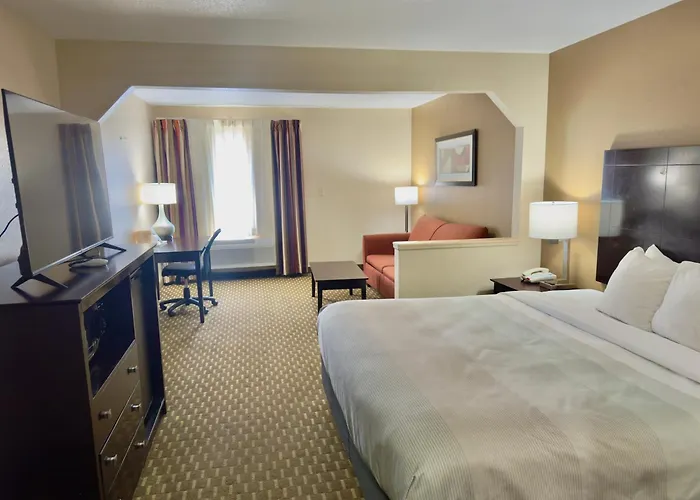 Quality Inn & Suites Pine Bluff