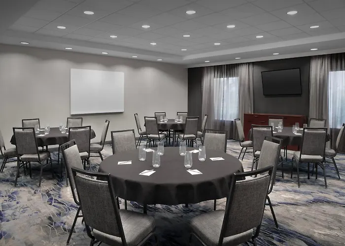 Fairfield Inn & Suites By Marriott Rogers