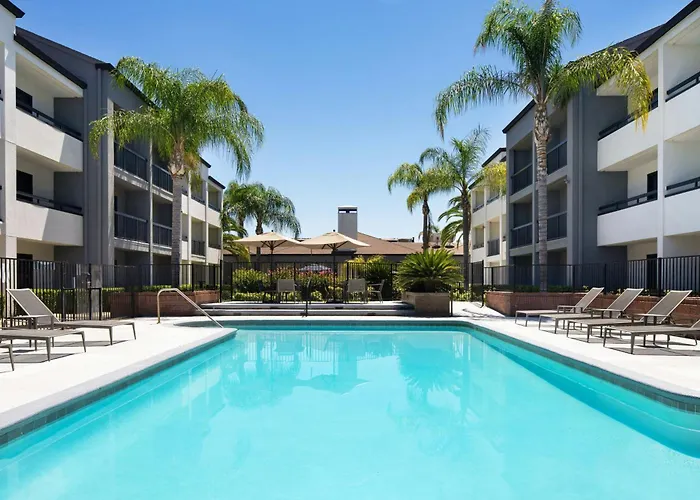 Courtyard By Marriott Fresno Hotel