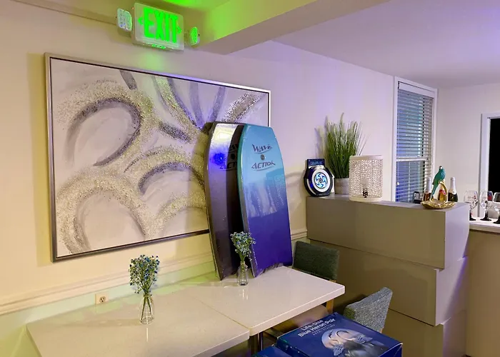 New 2026-Ocean Sands Beach Boutique Inn-Sauna And Salt-Mineral Pool -Free Beach Bikes And Famous Beach- Fresh Baked Cookies And Popcorn - Bathrobes And Sunscreen In All Rooms-Ultra Sparkling-Free Laundry- 4 Grand Black Beds-Call Now & Save-1-252-Aha-