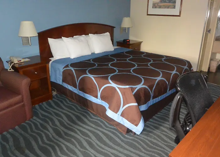 Days Inn By Wyndham Clarksville North Exit 4