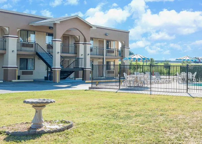 Days Inn By Wyndham San Marcos