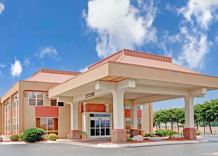 Ramada By Wyndham West Memphis Hotel