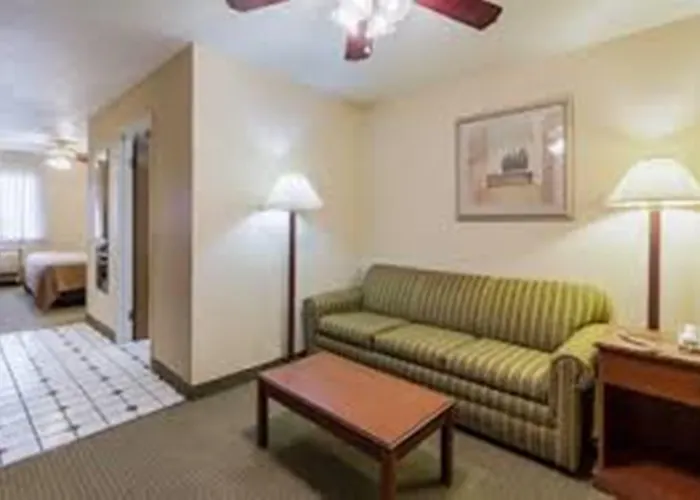 Baymont By Wyndham Omaha Sw Hotel