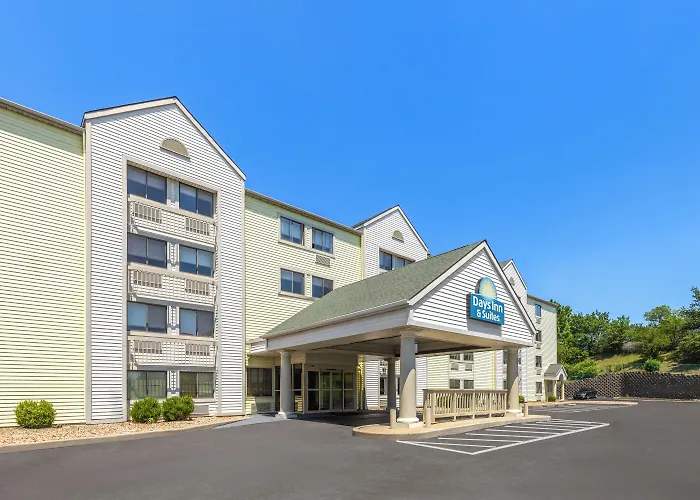 Days Inn & Suites By Wyndham Kansas City South