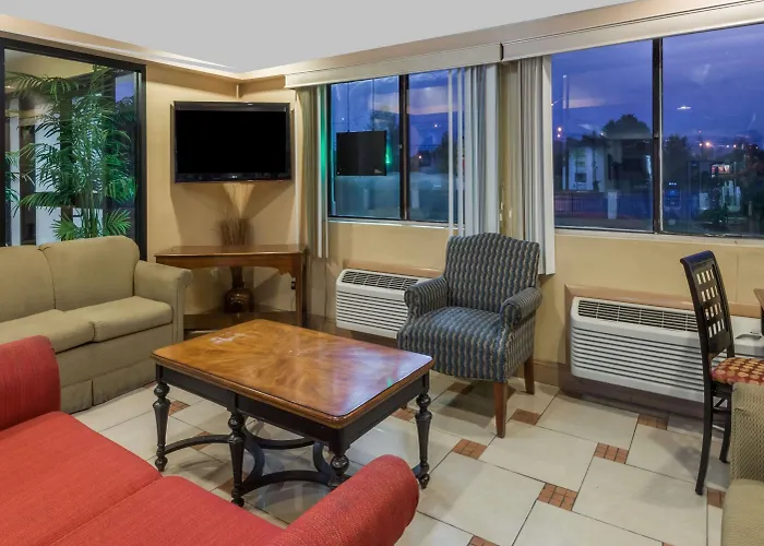Super 8 By Wyndham Hartford Hotel