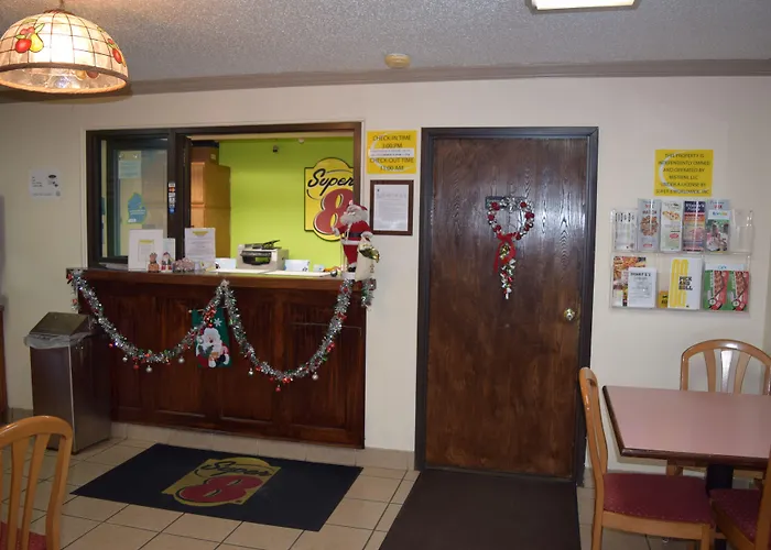Super 8 By Wyndham Saginaw Motel