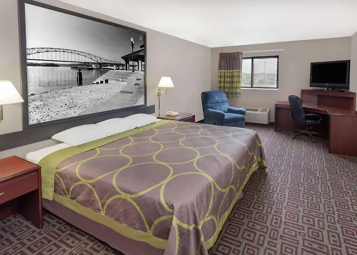 Super 8 By Wyndham Muscatine Hotel
