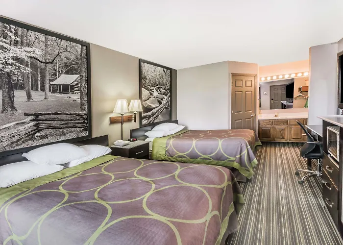 Super 8 By Wyndham Clinton Hotel