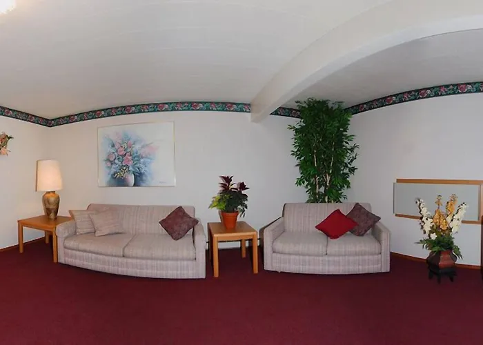 Econo Lodge Wall