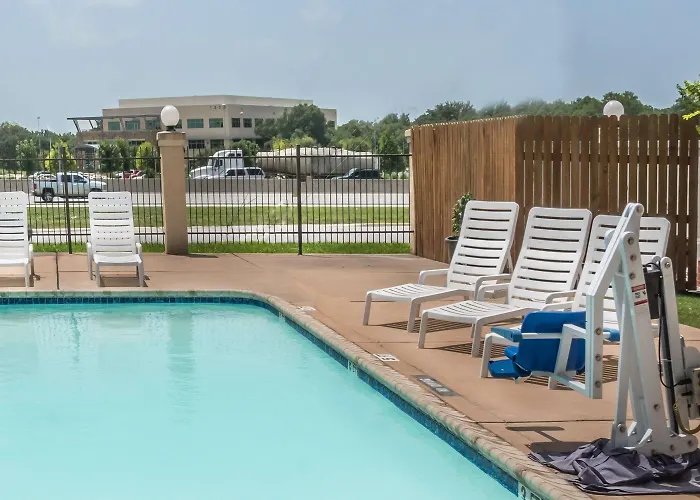 Super 8 By Wyndham San Marcos Hotel
