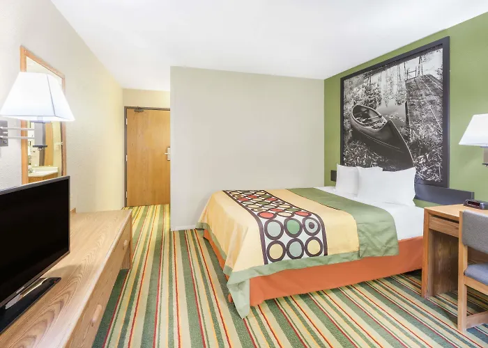 Super 8 By Wyndham Grayling Hotel