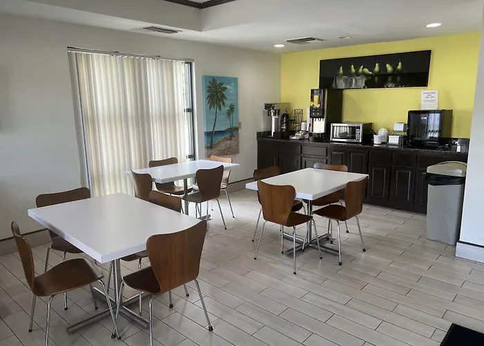 Super 8 By Wyndham Petersburg Motel