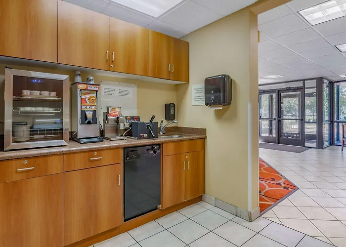Econo Lodge Inn & Suites Des Moines Fairgrounds Area