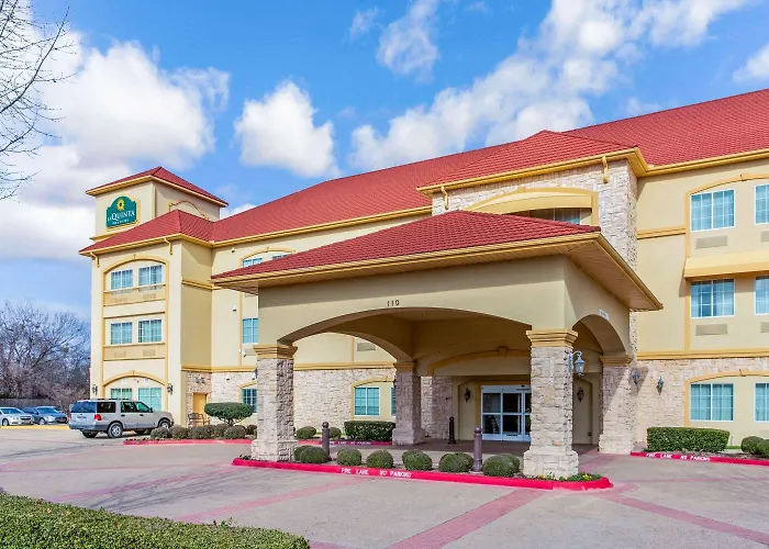 La Quinta By Wyndham Ennis Hotel